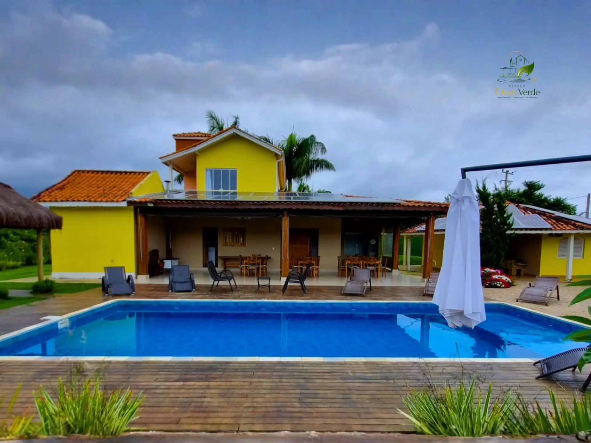 Piscina e varanda do restaurante