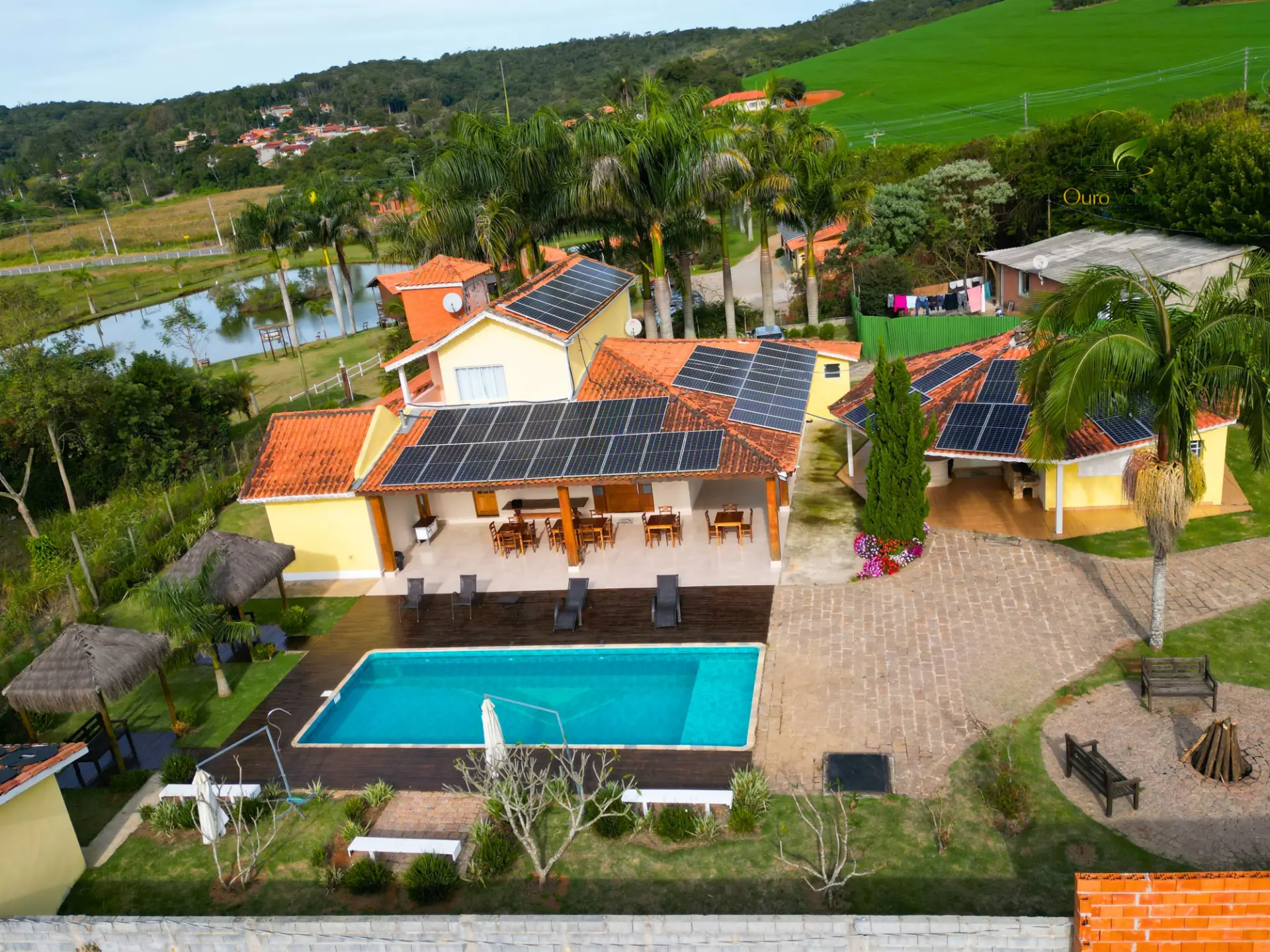 Vista aérea da pousada com piscina e área externa