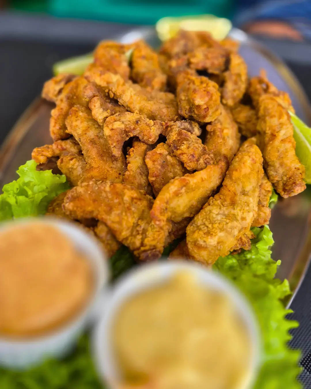 Iscas de peixe empanadas e crocantes