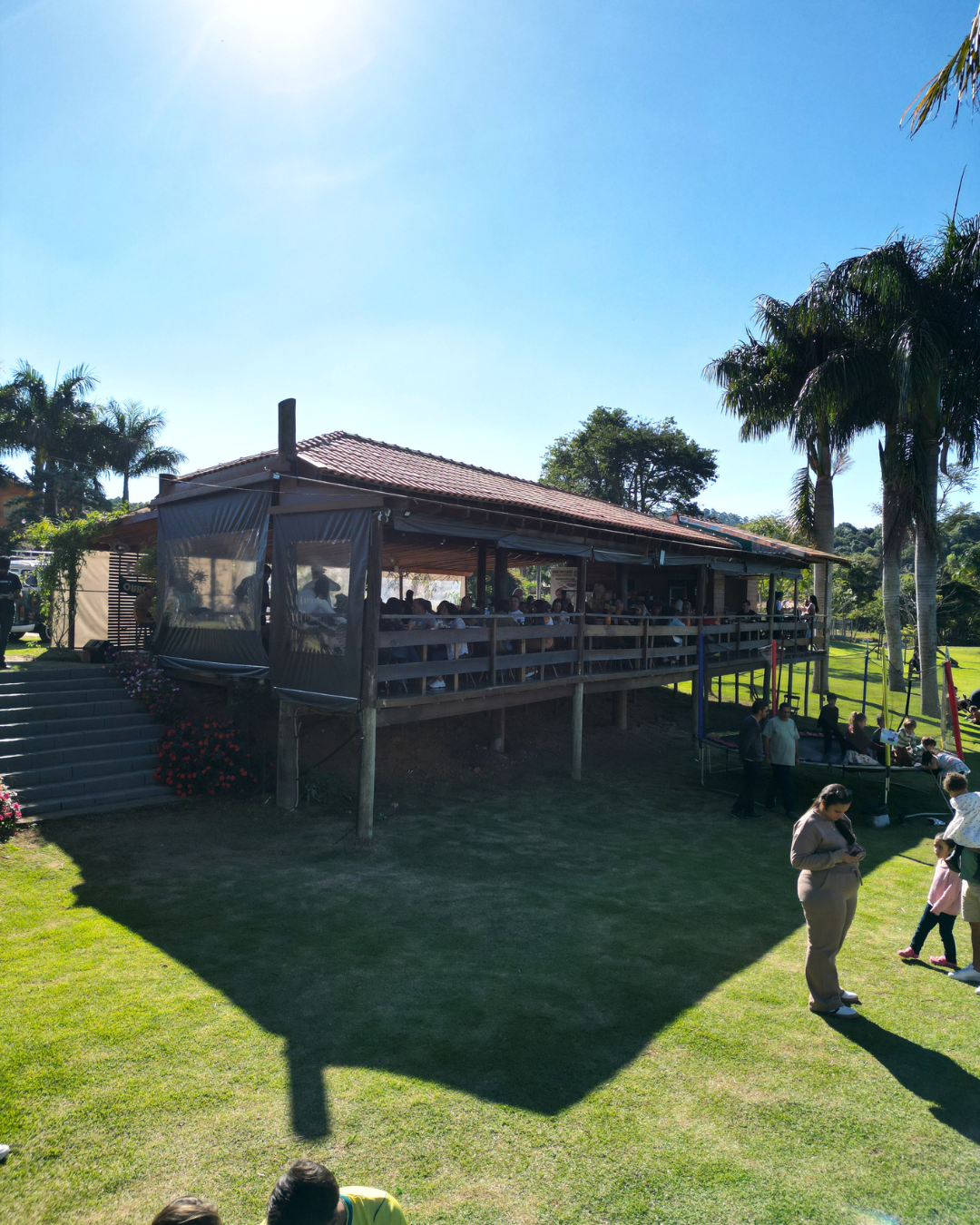 Deck coberto do restaurante com vista para o gramado