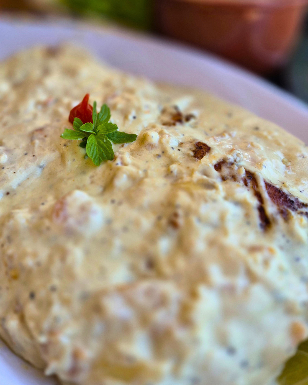 Prato cremoso finalizado com manjericão