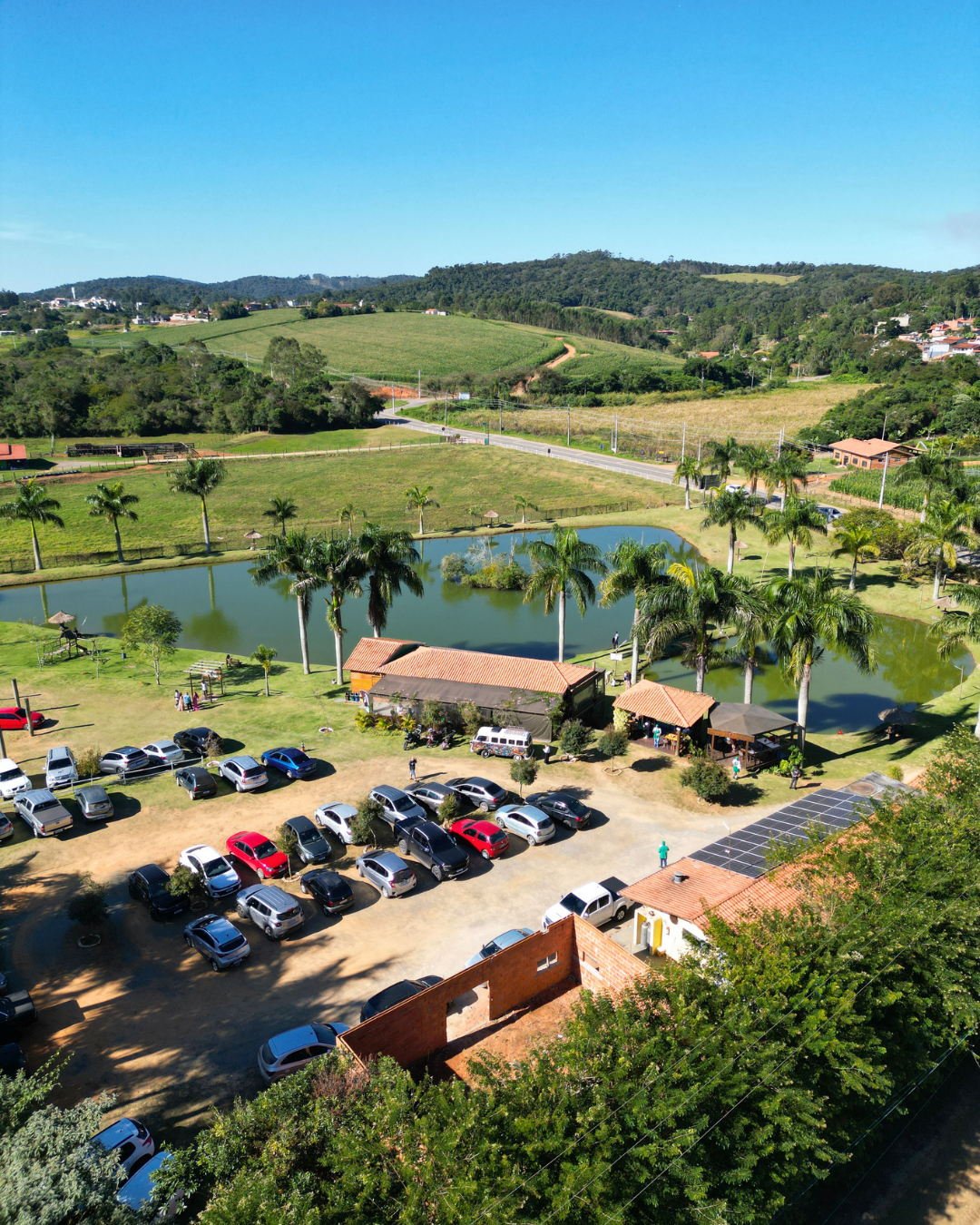 Vista aérea do restaurante, lagos e estacionamento