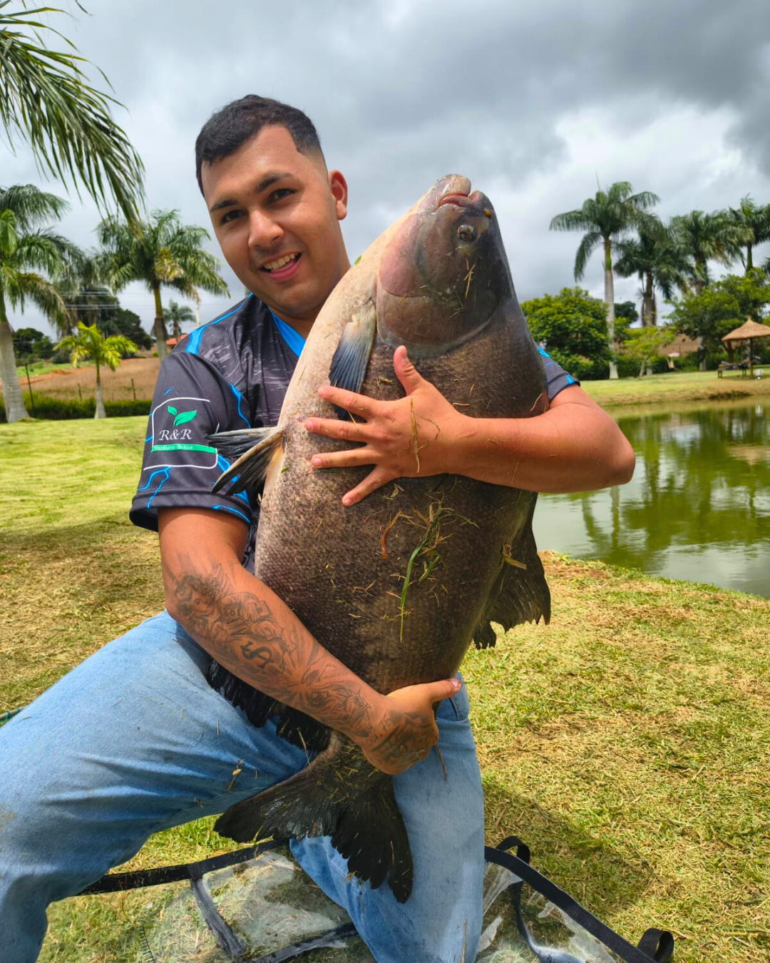 Pescador exibindo tambaqui capturado no lago