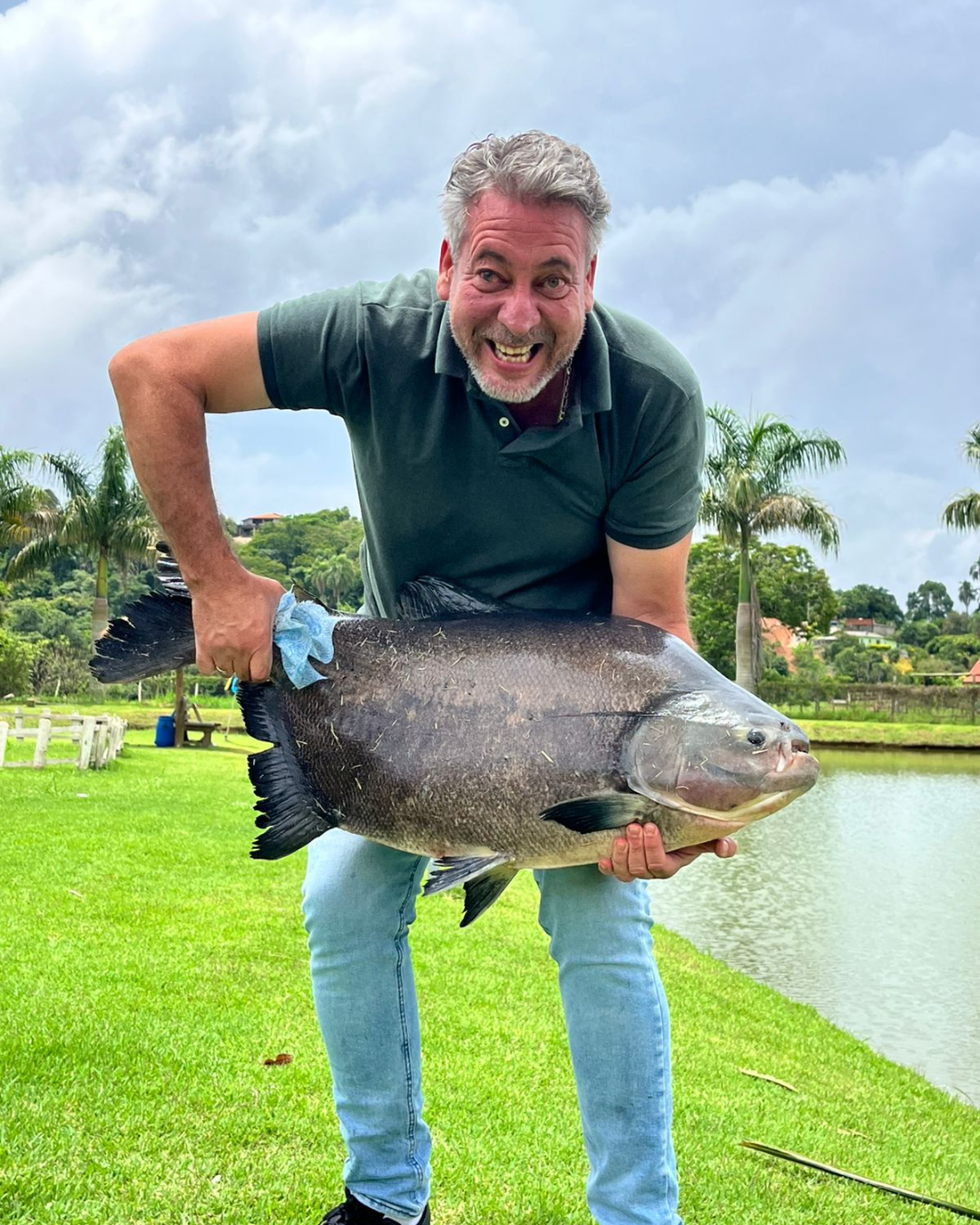 Pescador segurando grande tambaqui no Espaço Ouro Verde