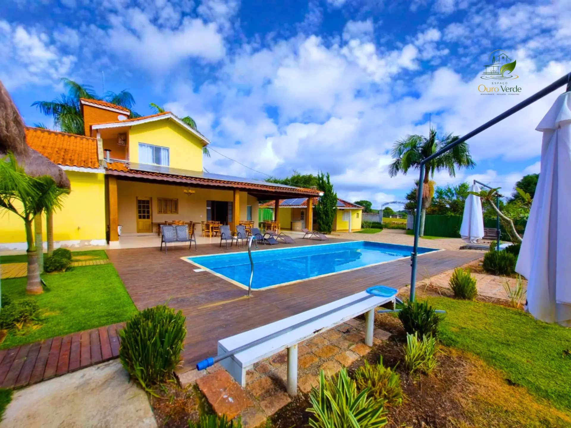 Piscina ao ar livre com deck de madeira