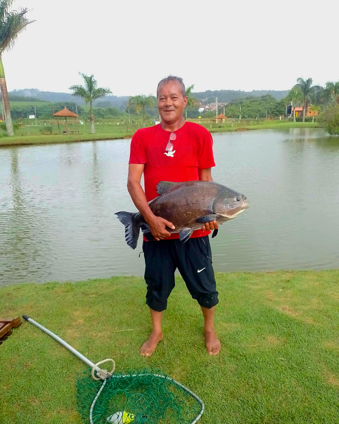 Pescador com grande tambaqui no Espaço Ouro Verde