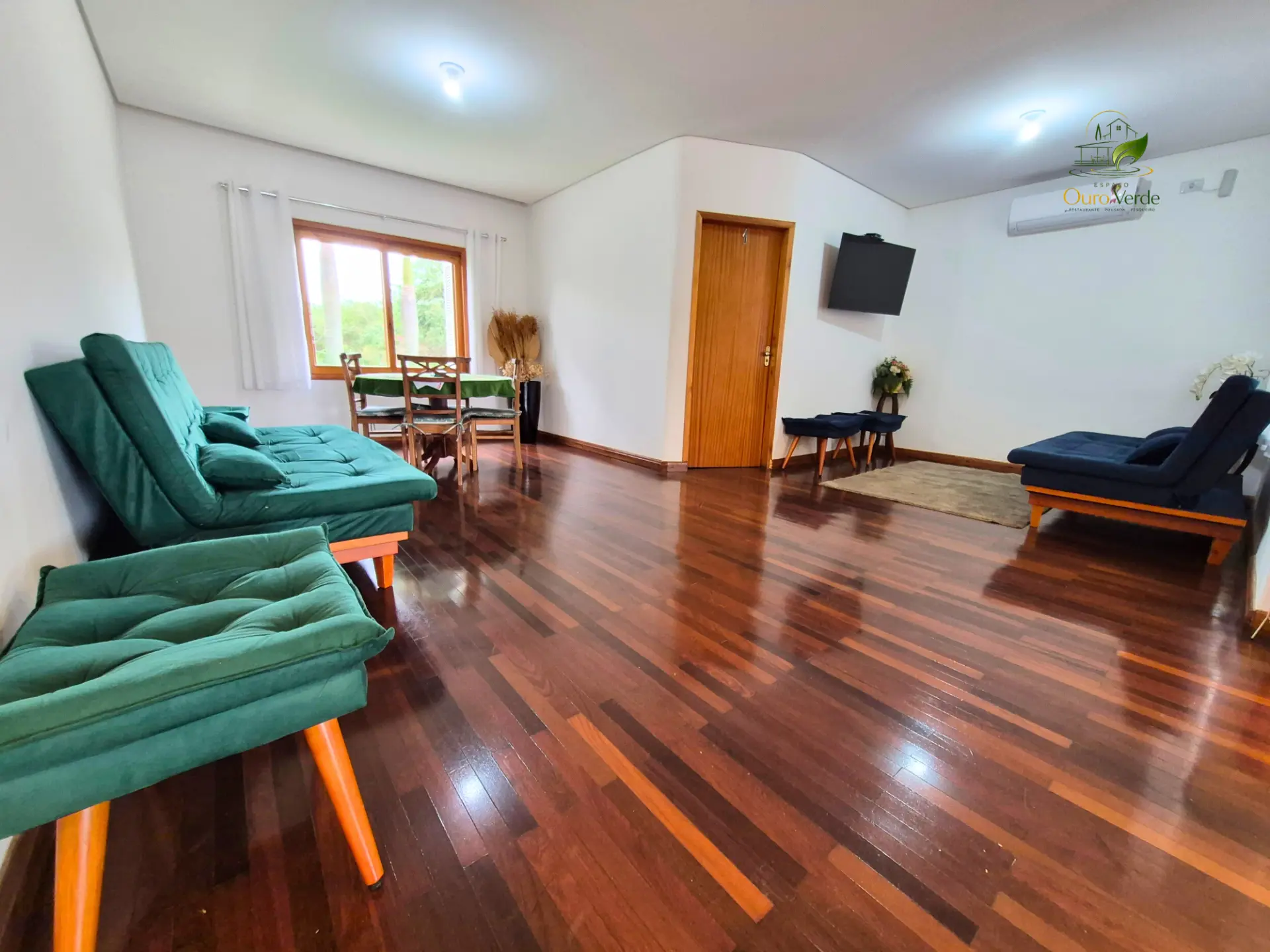 Sala de estar da suíte com piso de madeira