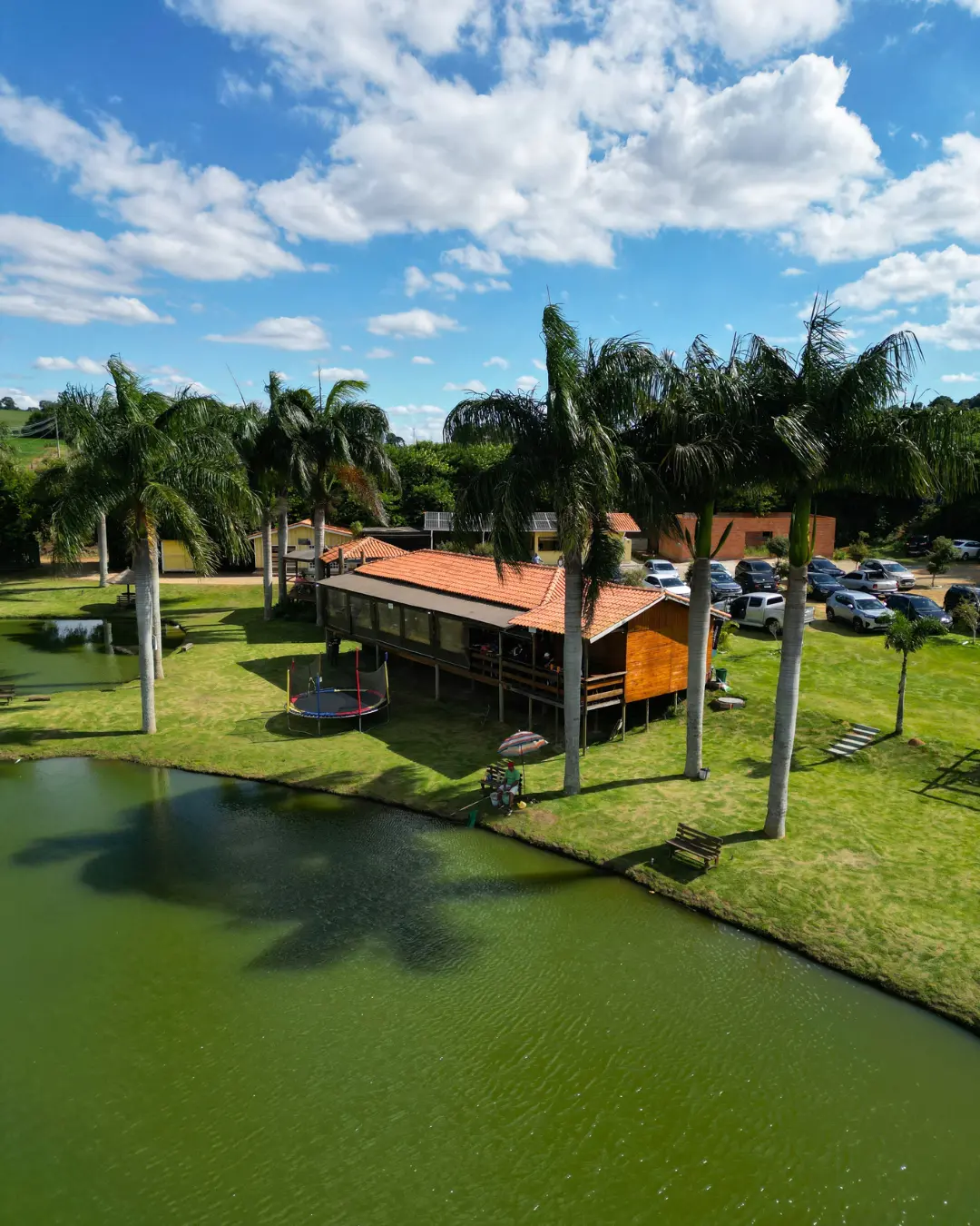 Vista aérea do restaurante à beira do lago