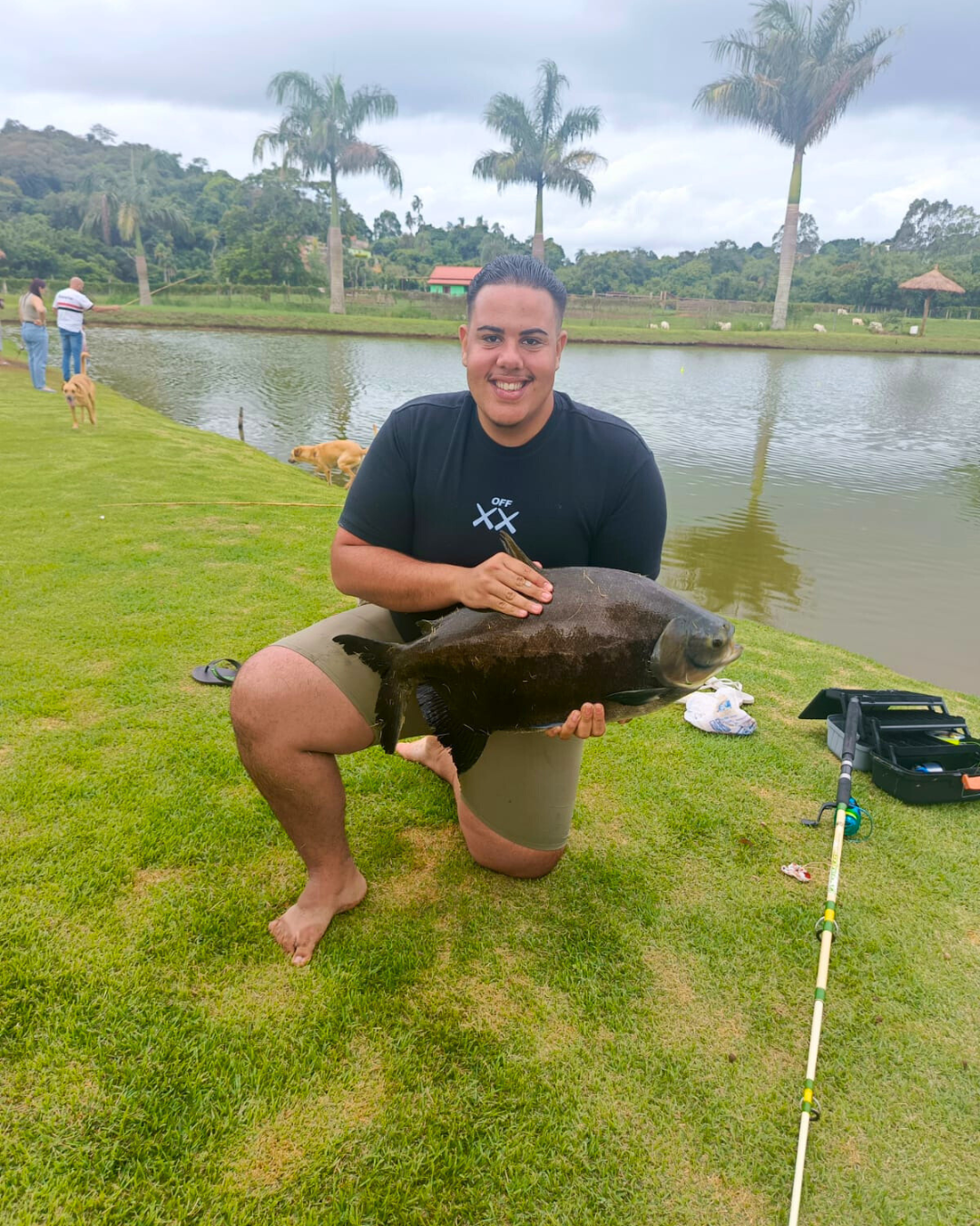 Pesqueiro com pescador e tambaqui à beira do lago