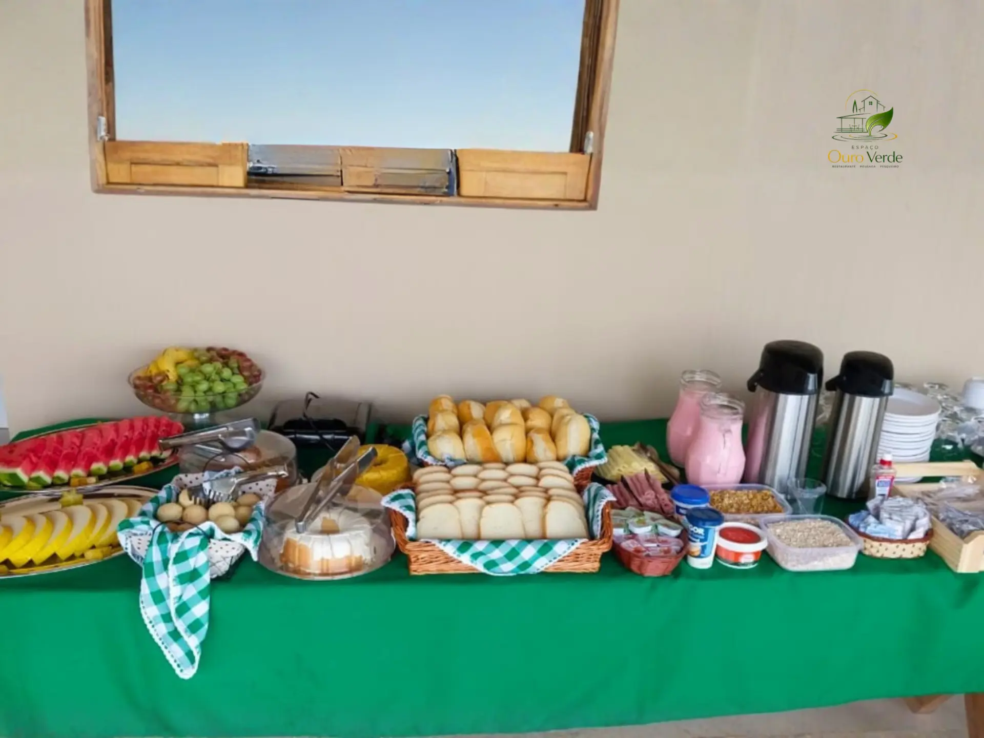 Café da manhã com frutas, pães e bebidas