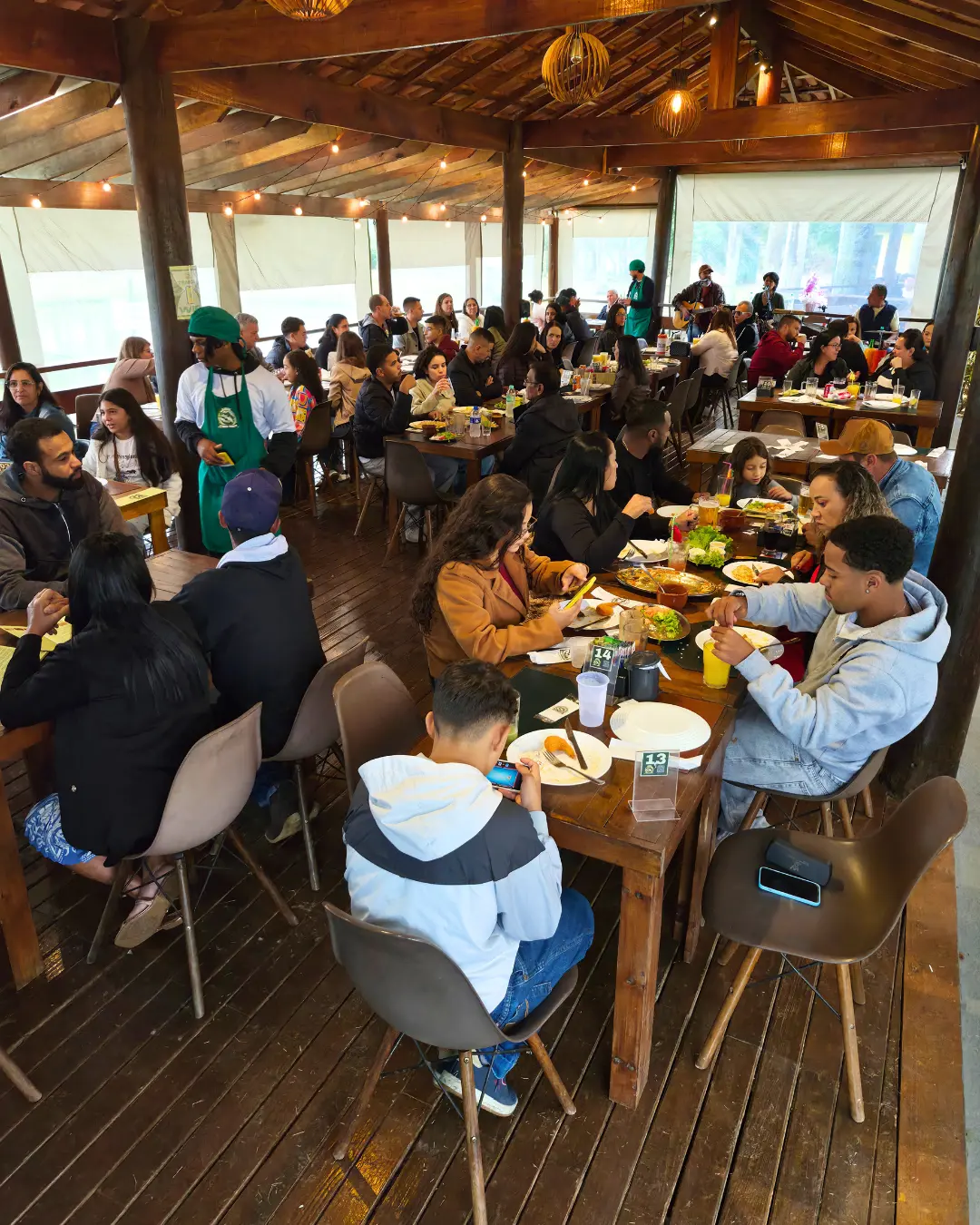 Salão do restaurante cheio de convidados